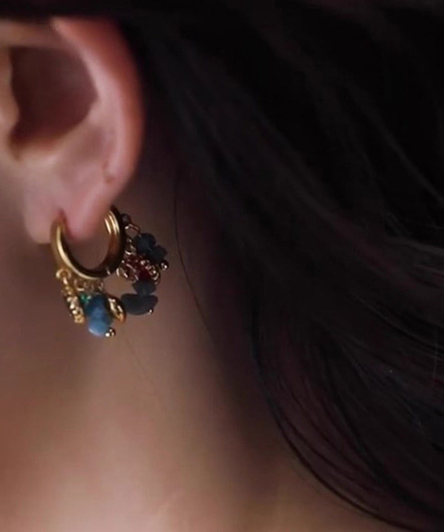 Elegante asymmetrische Creolen aus Naturstein mit blau-kupferfarbener Übergoldung und Übergoldung.