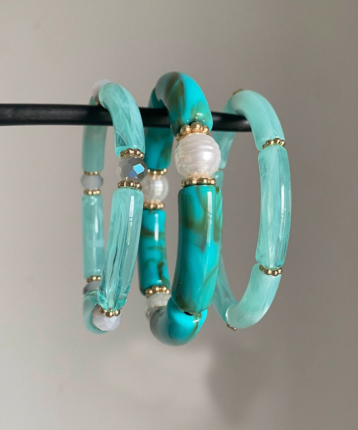 Conjunto de tres piezas de brazaletes elegantes de jade azul y perla