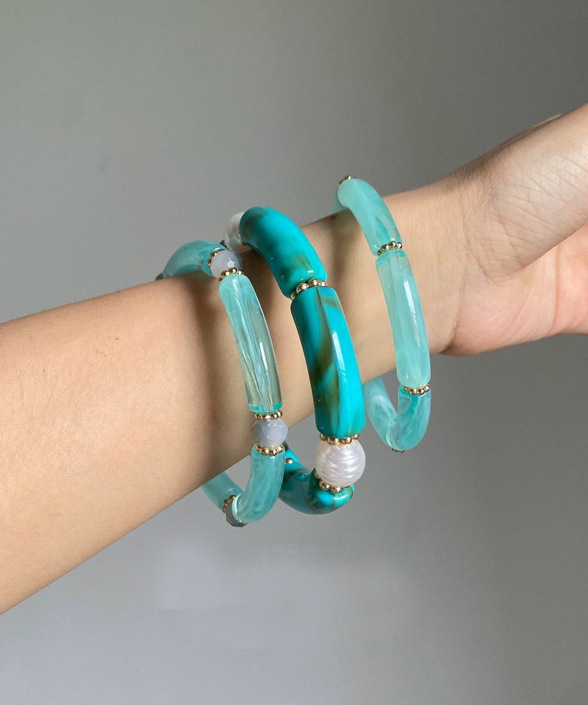 Conjunto de tres piezas de brazaletes elegantes de jade azul y perla