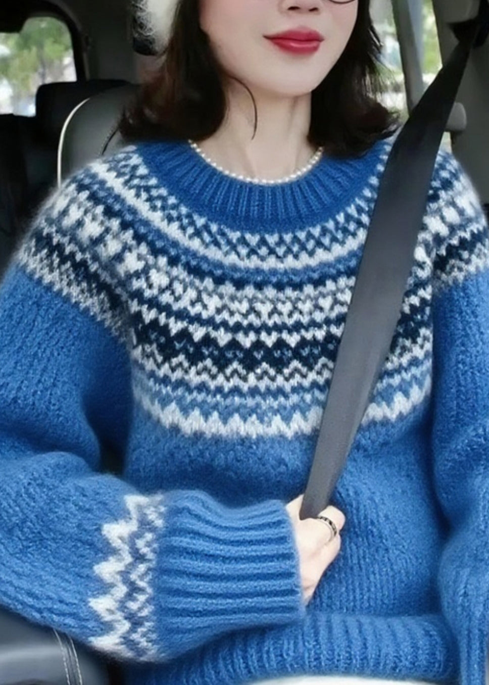 Suéter de punto de algodón grueso con estampado de cuello redondo azul elegante y mangas farol