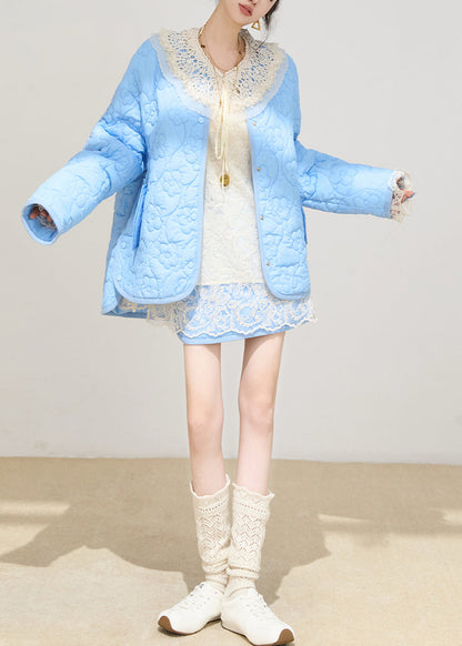 Schicke blaue Oversize-Winterjacke mit Prägung und Füllung aus feiner Baumwolle
