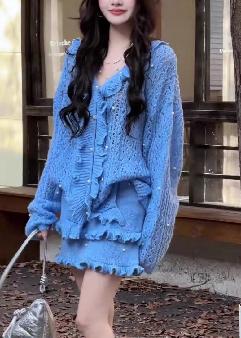 Elegantes zweiteiliges Strickset mit Rüschen und Perlen in Blau für den Winter