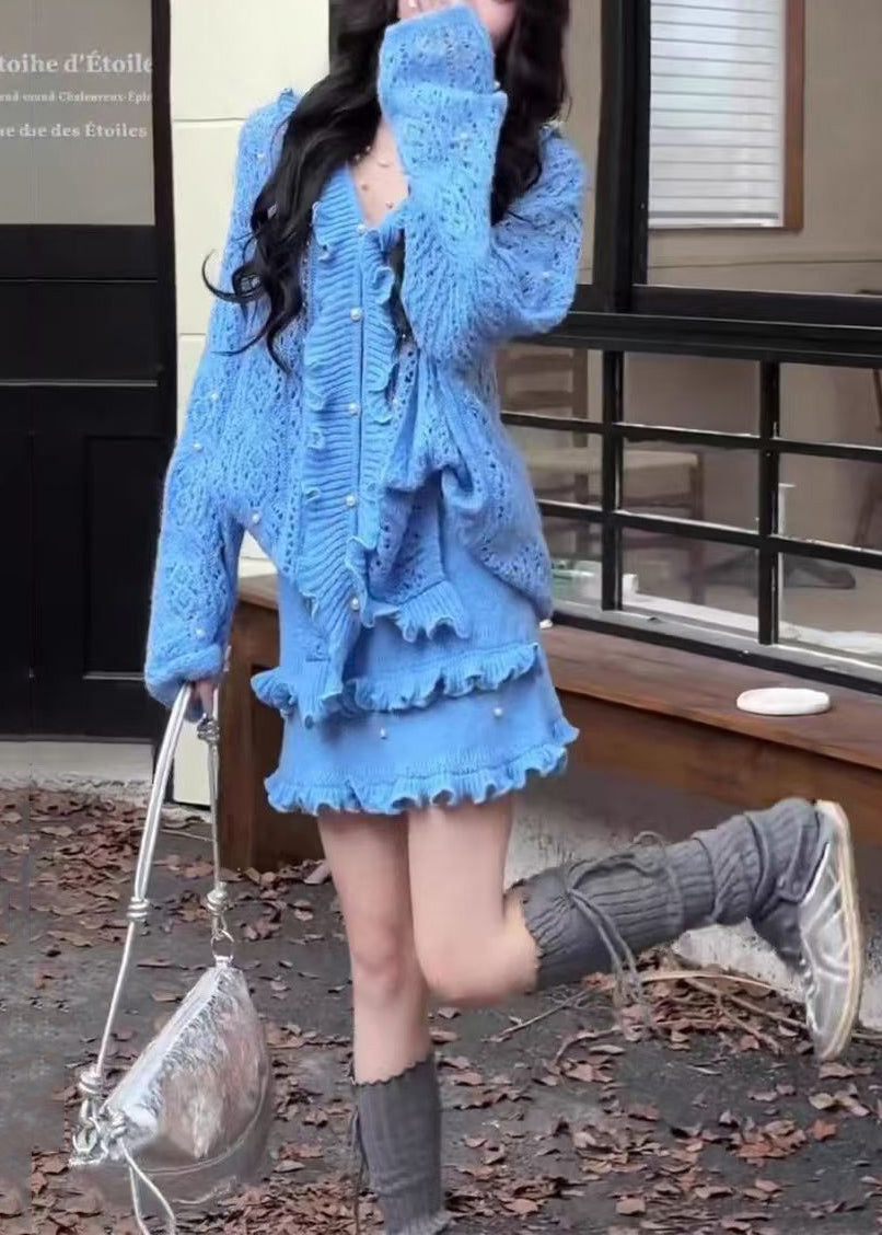 Elegantes zweiteiliges Strickset mit Rüschen und Perlen in Blau für den Winter