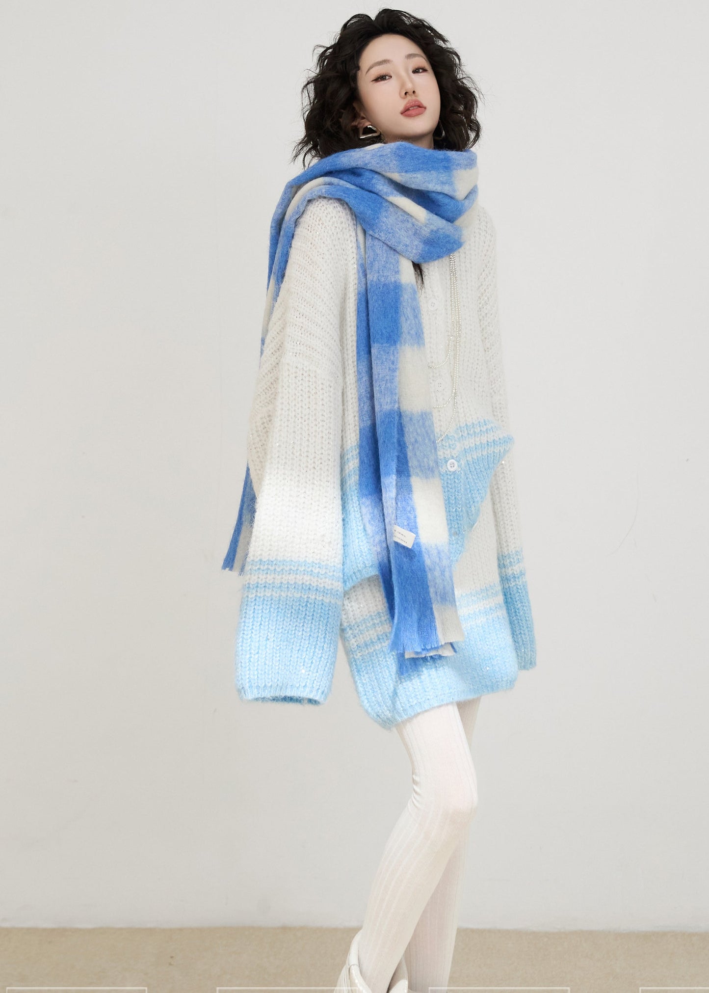 Elegantes zweiteiliges Set aus blauem Pailletten-Patchwork-Strick für den Winter