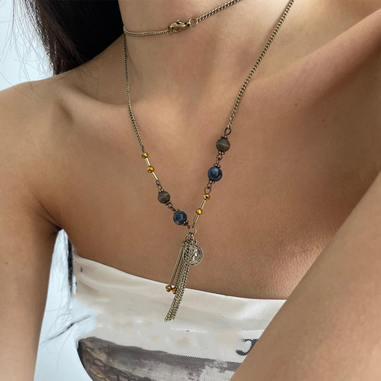 Elegante collar con colgante de borlas y cuentas de metal de bronce