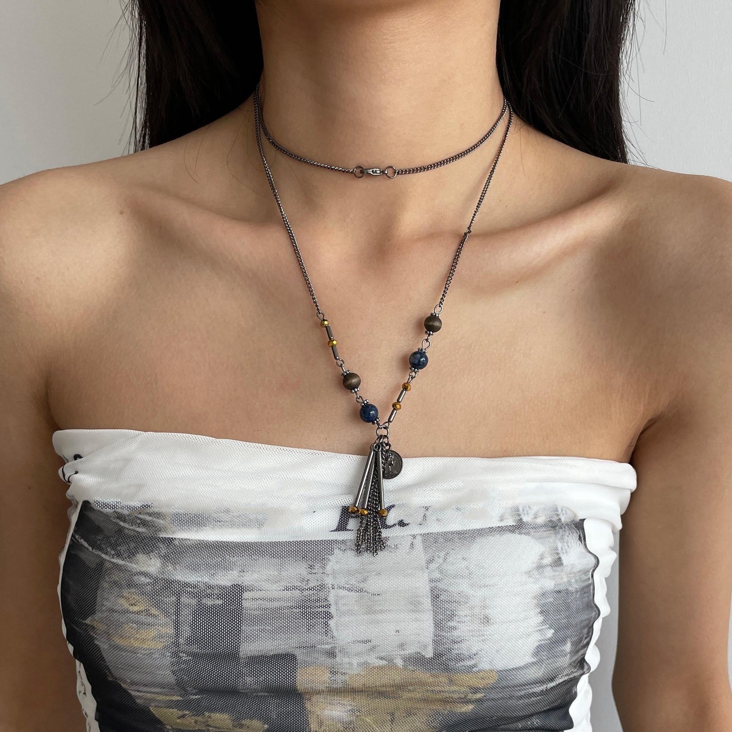 Elegante collar con colgante de borlas y cuentas de metal de bronce