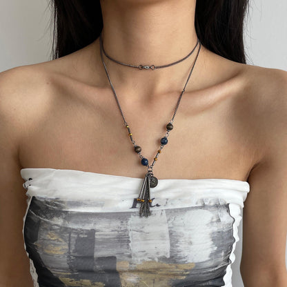 Elegante collar con colgante de borlas y cuentas de metal de bronce