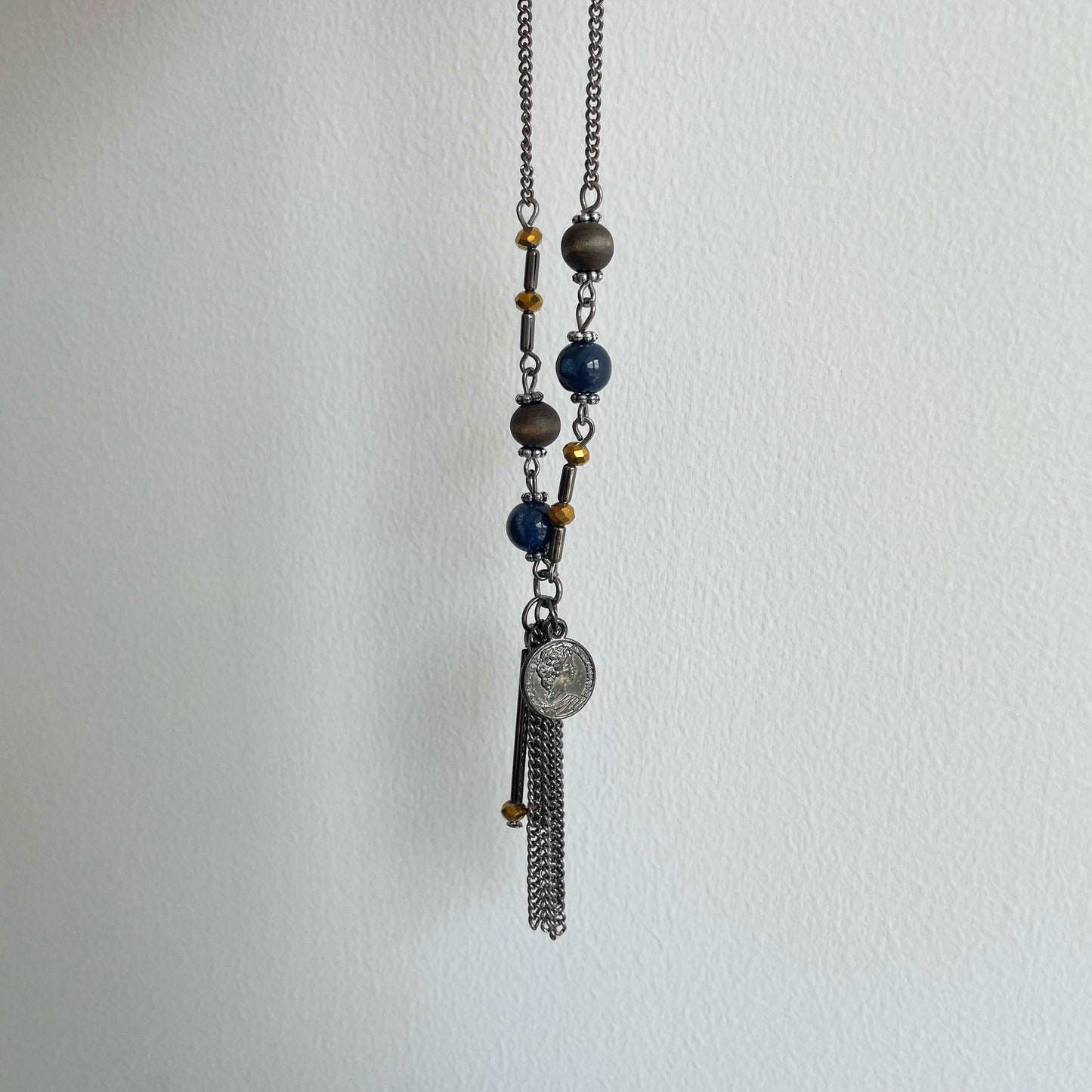 Elegante collar con colgante de borlas y cuentas de metal de bronce