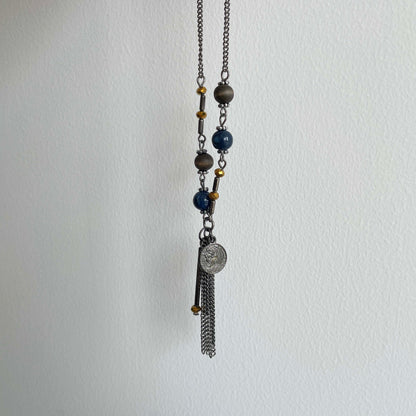 Elegante collar con colgante de borlas y cuentas de metal de bronce