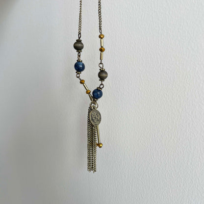 Elegante collar con colgante de borlas y cuentas de metal de bronce