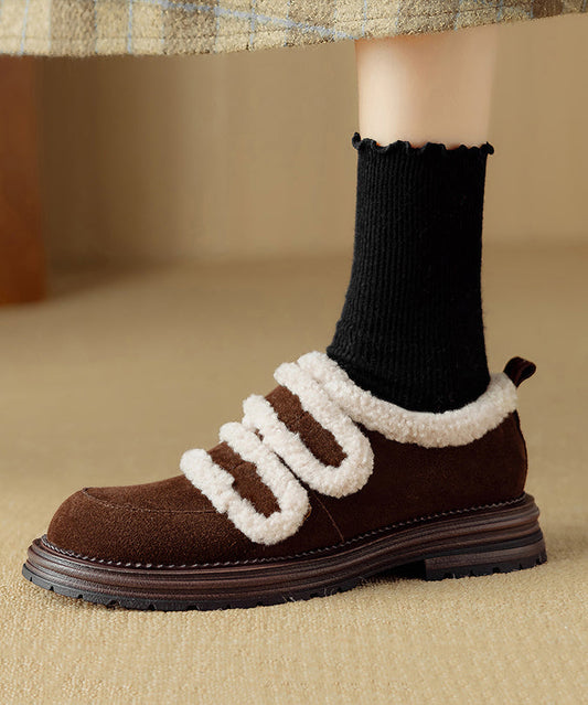 Elegante braune Plateau-Ballerinas aus flauschigem Wollfutter mit Wildleder-Einsätzen