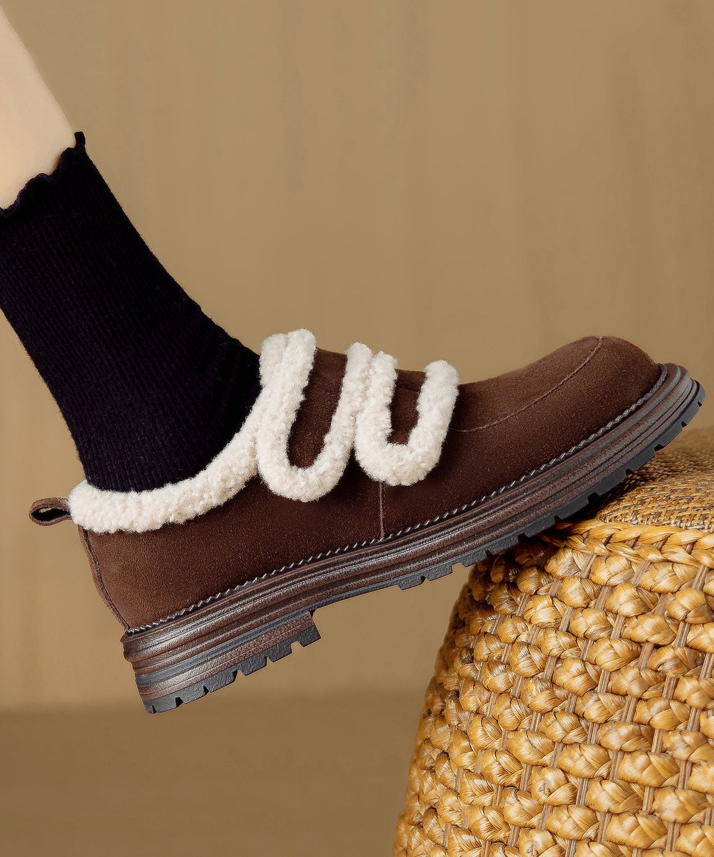 Elegante braune Plateau-Ballerinas aus flauschigem Wollfutter mit Wildleder-Einsätzen