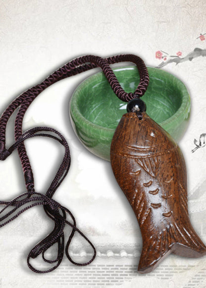 Schicke braune handgestrickte Halskette mit Fisch-Anhänger aus Pfirsichholz