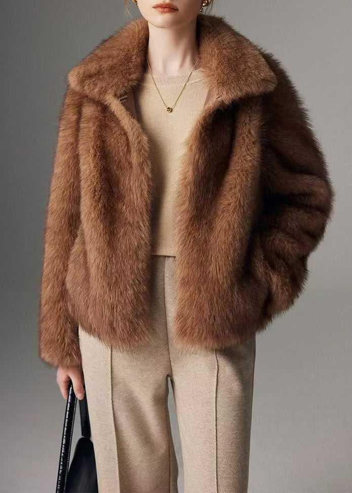 Schicke braune Kunstpelzjacke mit Peter-Pan-Kragen für den Winter