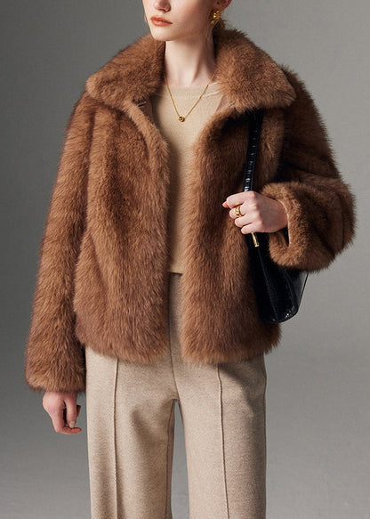 Schicke braune Kunstpelzjacke mit Peter-Pan-Kragen für den Winter
