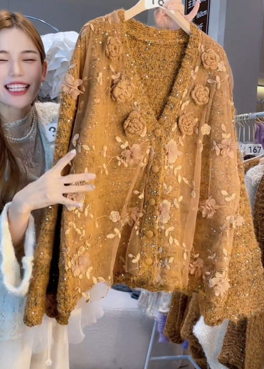 Schicker, karamellfarbener Oversize-Strickcardigan mit Blumenmuster für den Winter