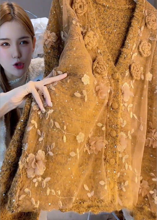 Schicker, karamellfarbener Oversize-Strickcardigan mit Blumenmuster für den Winter