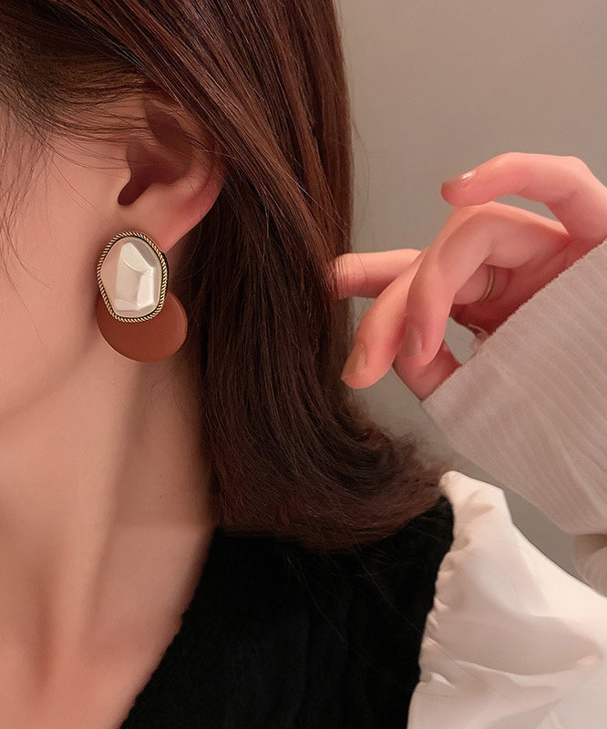 Elegante Ohrstecker aus Kupfer-PU-Perlen mit geometrischem Muster in Kaffeebraun