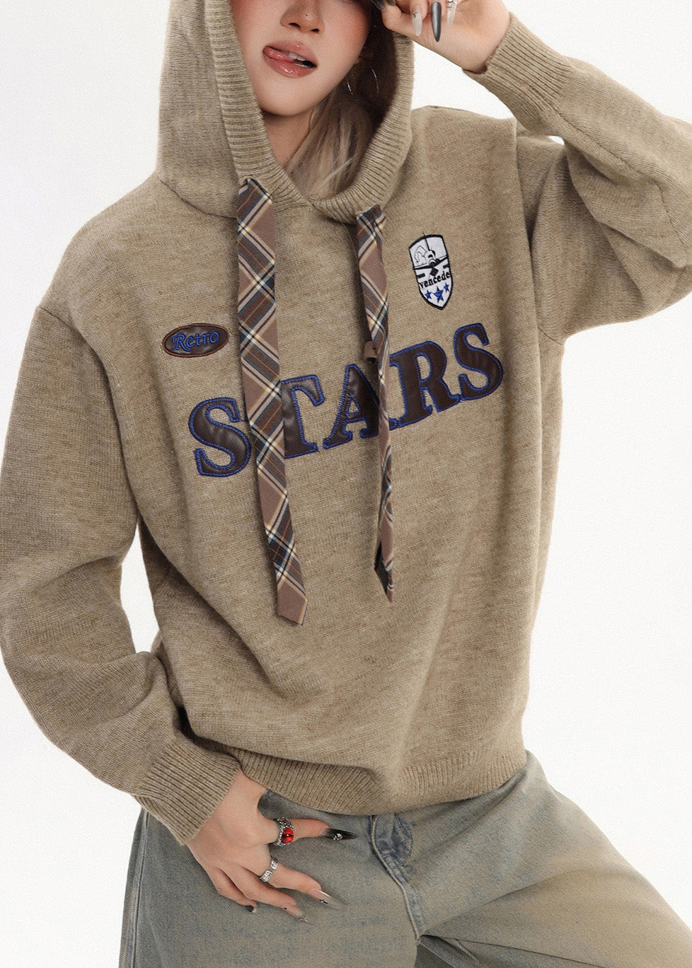 Schickes, kaffeefarbenes Kapuzenstrick-Sweatshirt mit Stickerei für den Winter