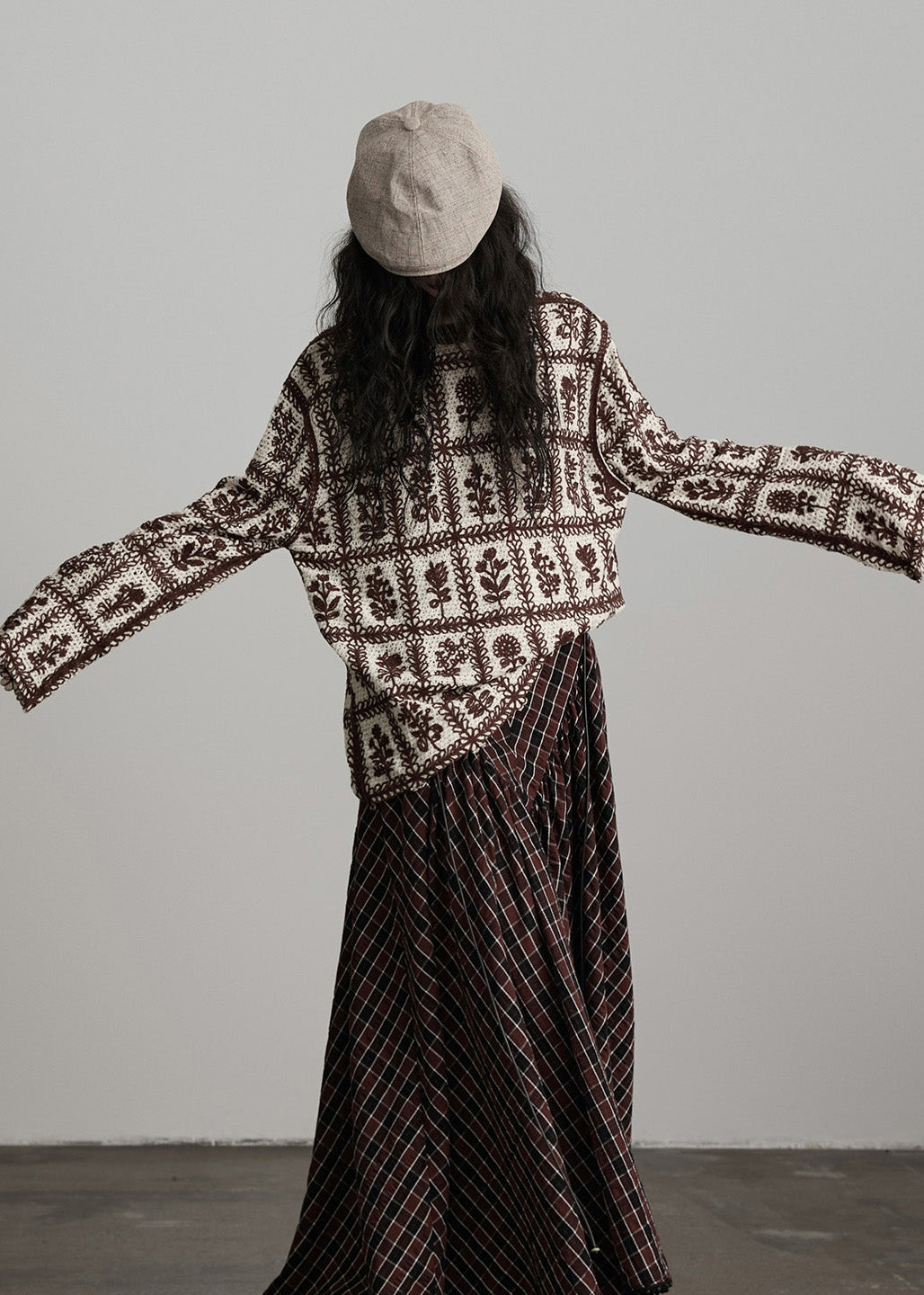 Suéter de punto jacquard con cuello redondo y color café chic para invierno