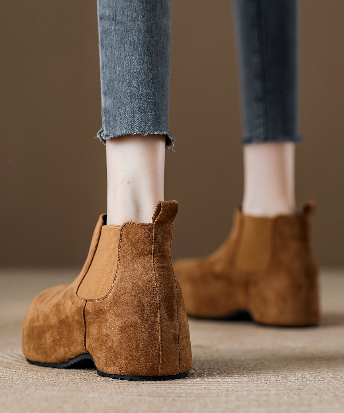 Schicke Wildlederstiefel in Kaffeebraun mit flauschigem Wollfutter