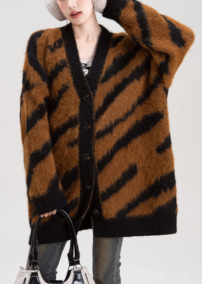 Schicke, kaffeebraune Strickjacke mit V-Ausschnitt, Streifen und Knöpfen – Frühlingsmode