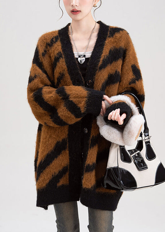 Schicke, kaffeebraune Strickjacke mit V-Ausschnitt, Streifen und Knöpfen – Frühlingsmode