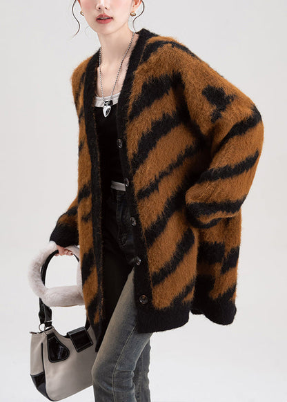 Schicke, kaffeebraune Strickjacke mit V-Ausschnitt, Streifen und Knöpfen – Frühlingsmode