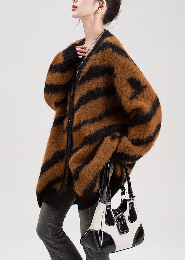 Schicke, kaffeebraune Strickjacke mit V-Ausschnitt, Streifen und Knöpfen – Frühlingsmode