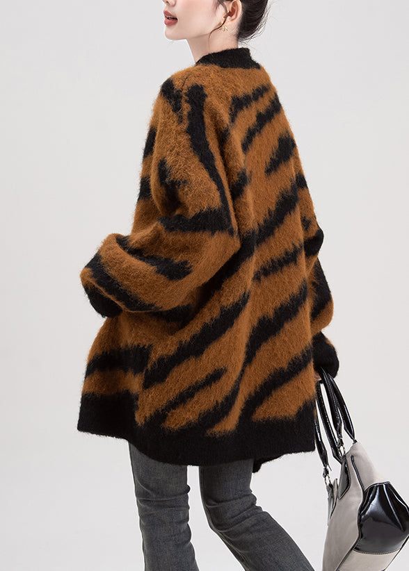 Schicke, kaffeebraune Strickjacke mit V-Ausschnitt, Streifen und Knöpfen – Frühlingsmode