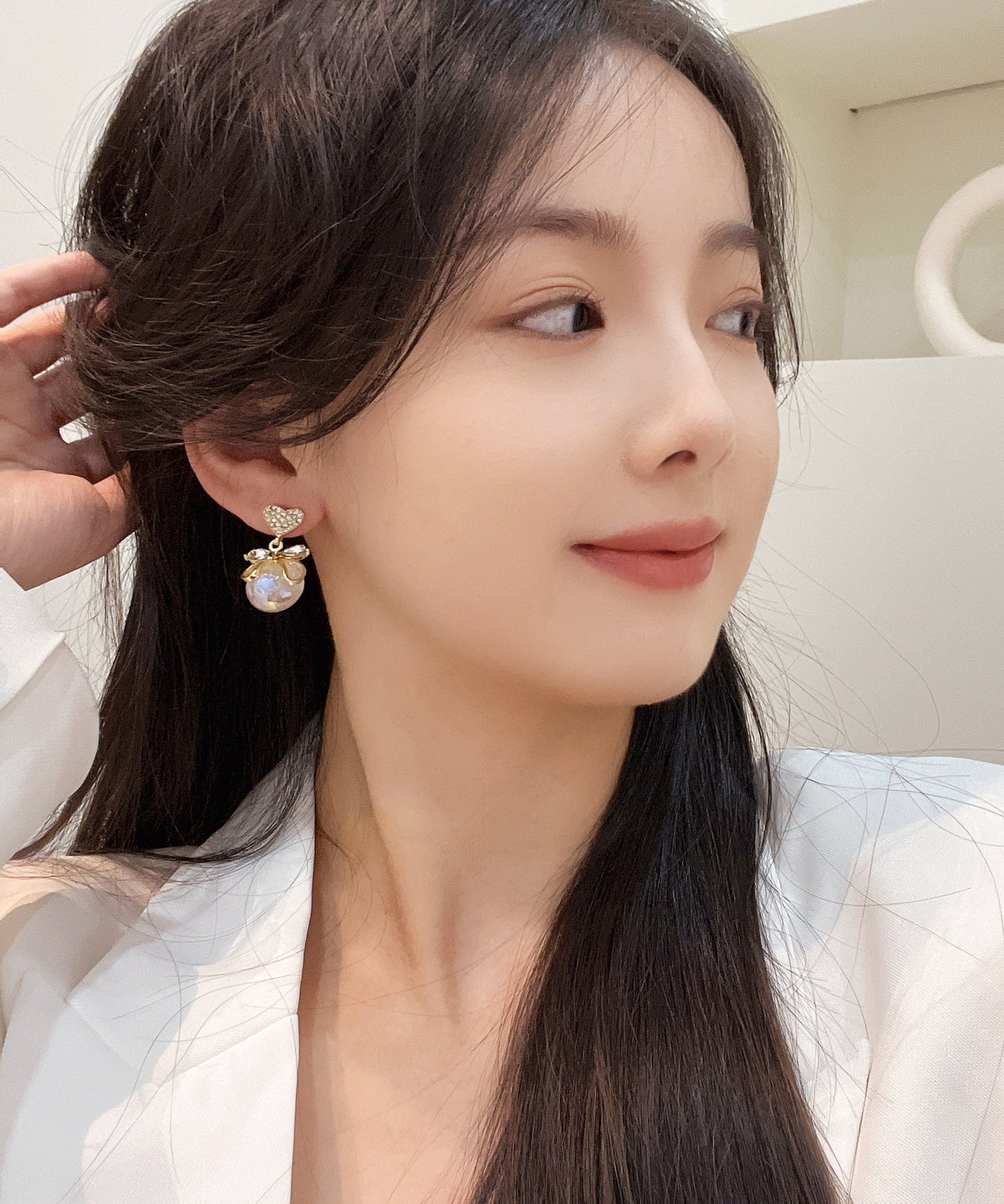 Pendientes elegantes de aleación de oro con forma de corazón de circonita y perla