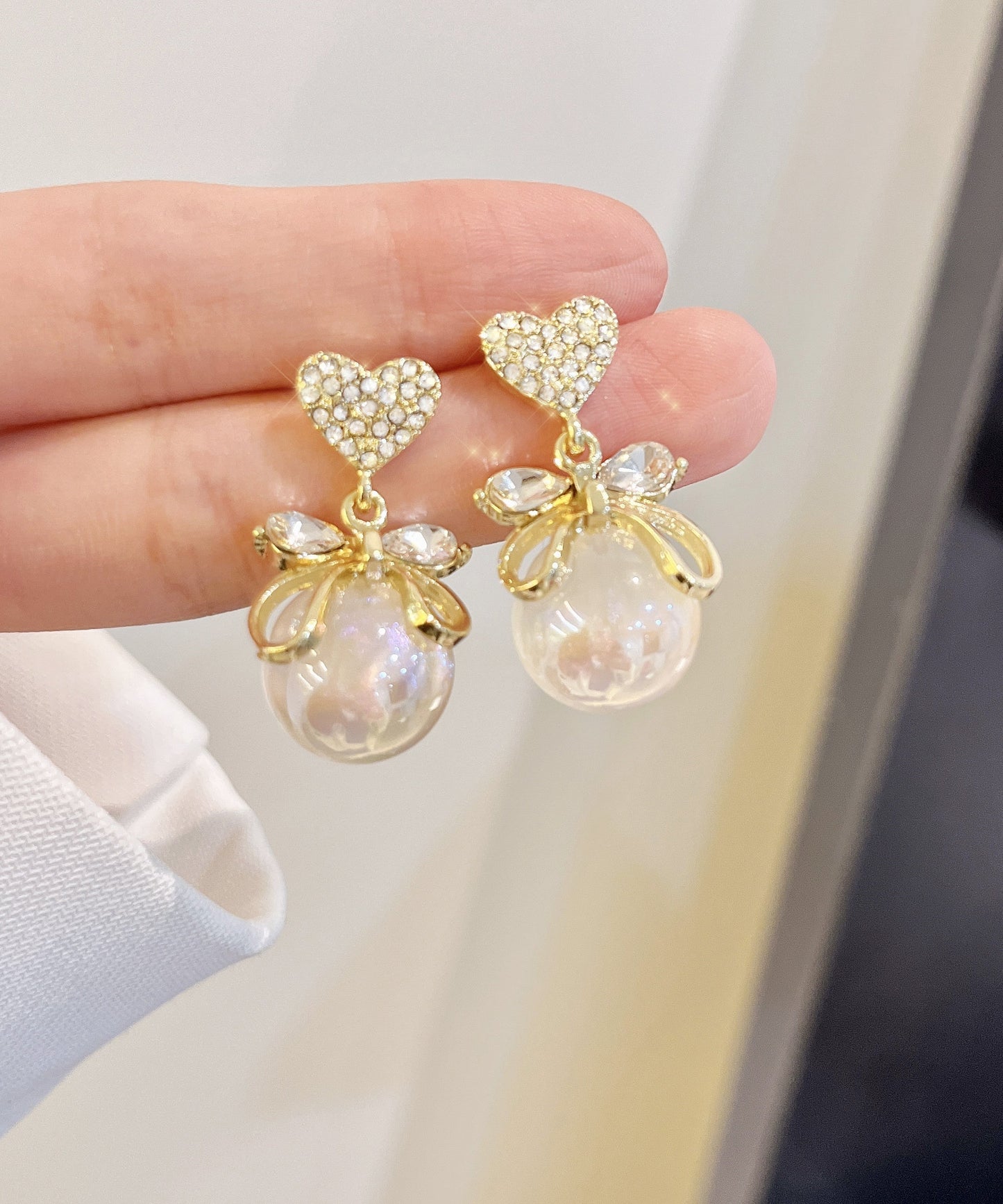 Pendientes elegantes de aleación de oro con forma de corazón de circonita y perla