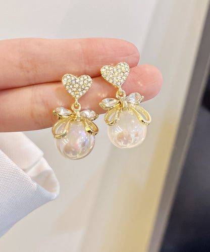 Pendientes elegantes de aleación de oro con forma de corazón de circonita y perla