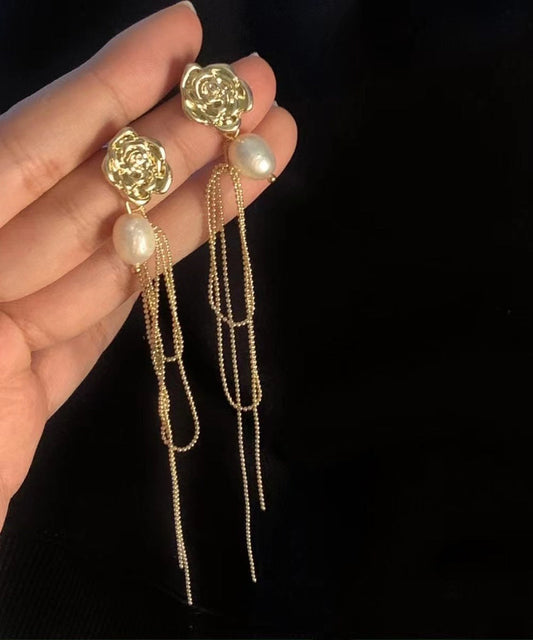 Elegantes pendientes largos con borlas y perlas doradas