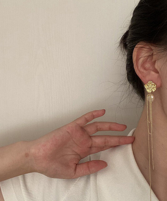 Elegantes pendientes largos con borlas y perlas doradas