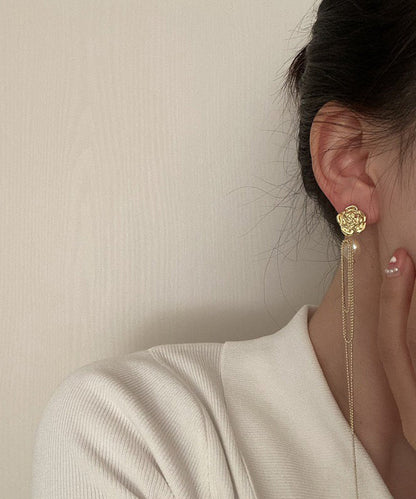 Elegantes pendientes largos con borlas y perlas doradas