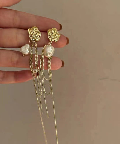 Elegantes pendientes largos con borlas y perlas doradas