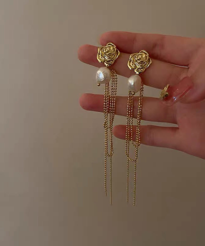 Elegantes pendientes largos con borlas y perlas doradas