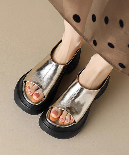 Schicke goldene Plateau-Sandalen aus Kunstleder mit Peep Toe