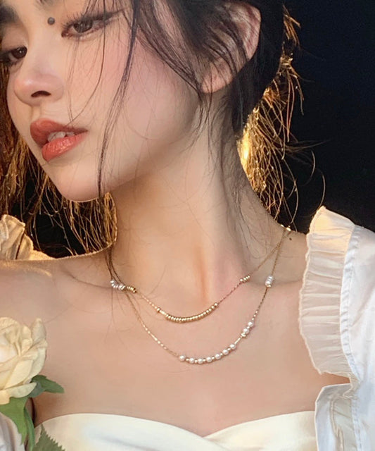 Elegante collar con borlas de perlas multicapa de hilo de seda dorado