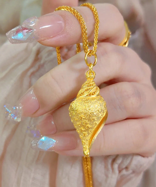 Elegante collar con colgante de caracola dorada en plata de ley