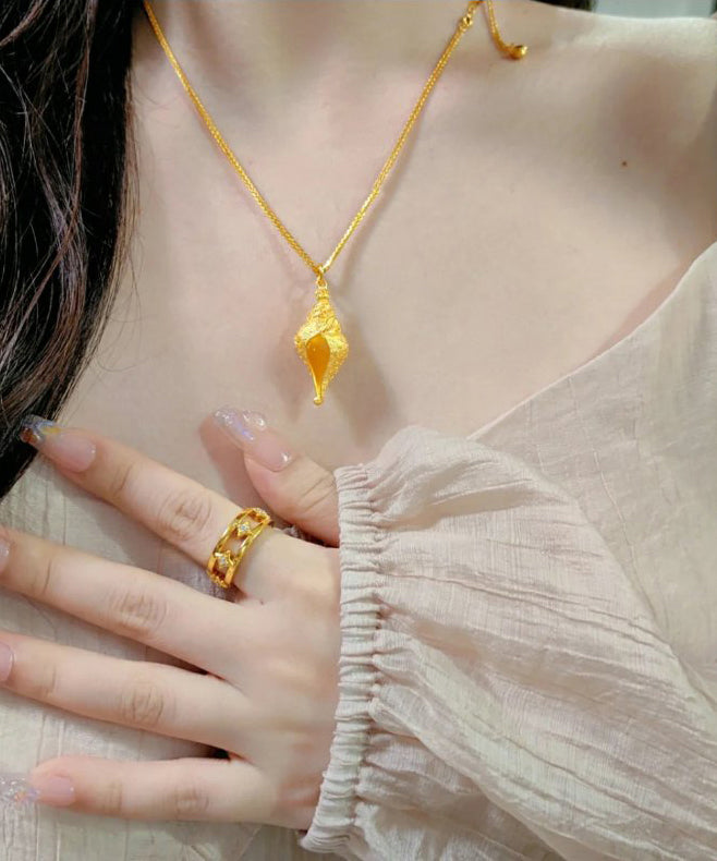 Schicke Halskette mit Muschelanhänger aus vergoldetem Sterlingsilber