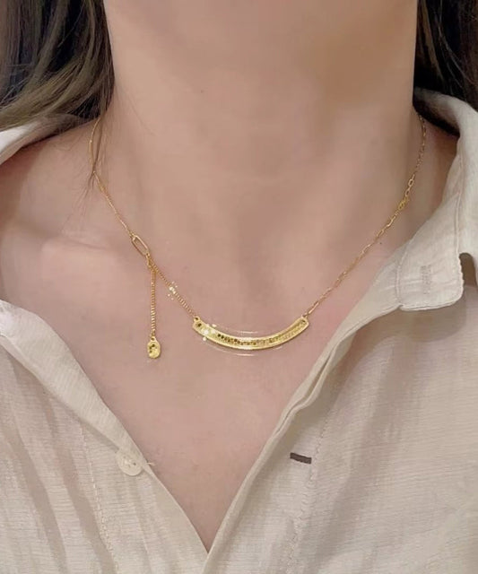 Elegante collar con medallón de sonrisa de escamas de pez en plata de ley dorada