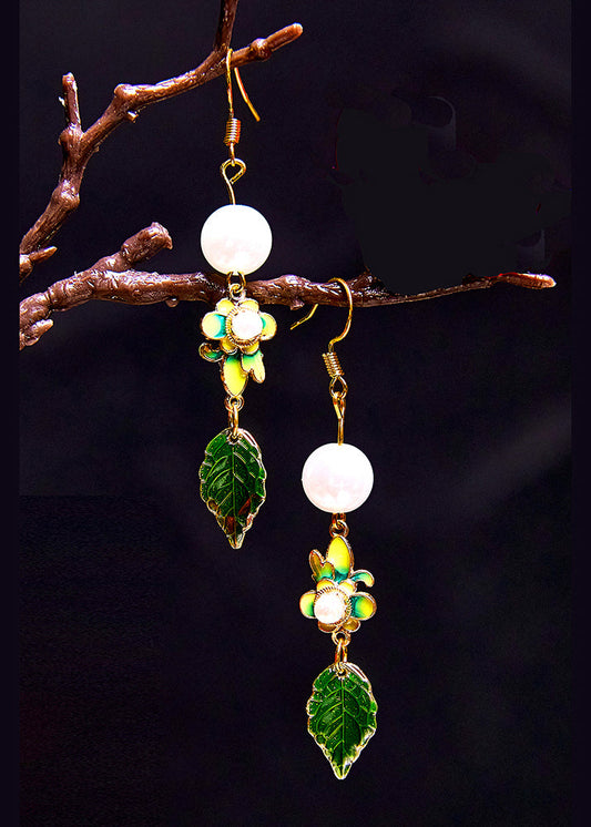 Pendientes colgantes de perlas de metal con hojas de cuadros verdes elegantes