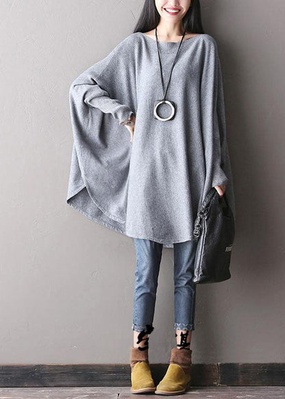 Schicker grauer Wollpullover mit Fledermausflügelärmeln für den Herbst