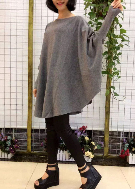 Schicker grauer Wollpullover mit Fledermausflügelärmeln für den Herbst