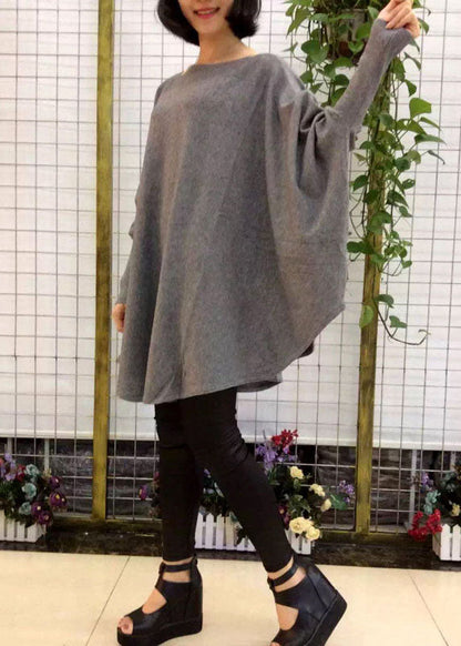 Schicker grauer Wollpullover mit Fledermausflügelärmeln für den Herbst