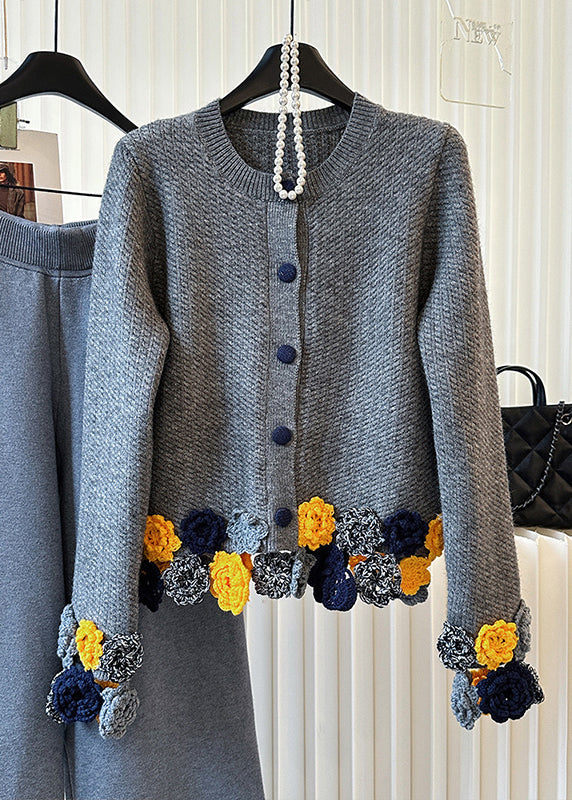 Elegante graue Strickjacke mit Rundhalsausschnitt und Blumenmuster für den Winter