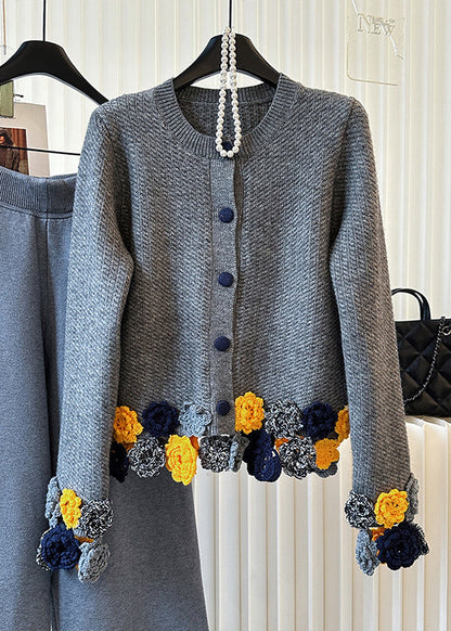 Elegante graue Strickjacke mit Rundhalsausschnitt und Blumenmuster für den Winter