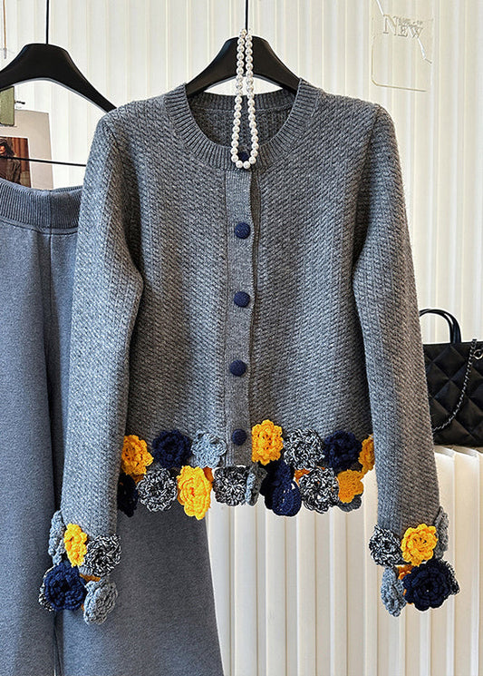 Elegante graue Strickjacke mit Rundhalsausschnitt und Blumenmuster für den Winter